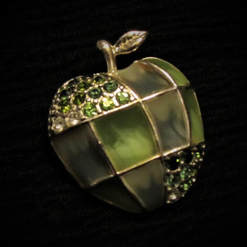 Brooch Pin Bundle Butterfly, Apples, Grapes, Fish - Picture 4 of 7